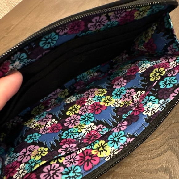 Vera Bradley Disney Mickey/Minnie‎ Paisley Celebration Wristlet - Picture 4 of 7